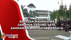 Ratusan Mahasiswa Geruduk Gedung Sate, Sampaikan Mosi Tidak Percaya
