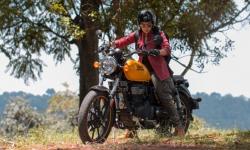 Tak Kalah dengan Pria, PNS dan Pemain Band Cantik Ini Hobi Petualang Naik Motor ke Hutan