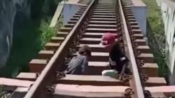 Viral Dua Bocah di Kota Cimahi Nekat Masuk Kolong Jembatan Rel saat Kereta Melintas<
