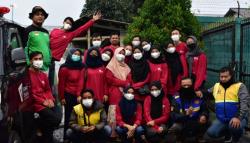 Bersama Ojek Pangkalan Gede Bage, DDV Jabar Membagikan Takjil Eco Green