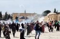  Biadab, Israel Gunakan Drone Tembakkan Gas Air Mata ke Jamaah Masjid Al-Aqsa<