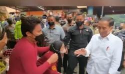 Momen Jokowi Dicurhati Warga Bogor soal Pungli Pasar, Seskab Pramono Sigap Mencatat