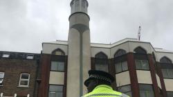 Masjid di Inggris Diserang Belasan Pria Pakai Botol Bir, 2 Jemaah Hendak Buka Puasa Luka