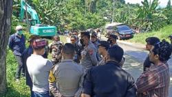 Jalan ke Hutan Bowosie Labuan Bajo Diblokir, Polisi Bubarkan Blokade Warga<