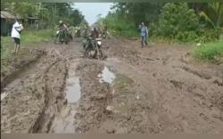 Mengharukan, Perjuangan Anggota TNI Salurkan Bantuan di Pedalaman dan Perairan OKI