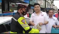 DPD Perindo Langkat Borong Takjil di UMKM, Kemudian Dibagikan ke Masyarakat