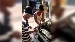 Buka Kap Mobil Periksa Air Radiator, Pria Ini Kaget Ada Ular Melilit di Kabel