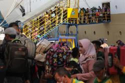 Pemudik dari Makassar Tiba di Pelabuhan Tanjung Perak Surabaya 