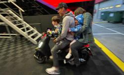 Ngakak! Aleix Espargaro Kembali Pakai Jurus Emak-Emak Indonesia, Bonceng 2 Anak dan Istri