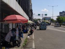  Jelang Lebaran, Jasa Penukaran Uang Kaki Lima Mulai Gelar Lapak di Kota Tua 