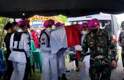 Pemakaman Jenazah Praka Dwi Miftah Gugur Diserang KKB Diwarnai Isak Tangis Keluarga