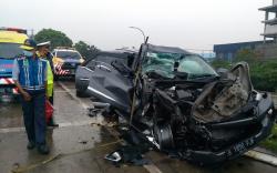 Mobil Tabrak Truk Berhenti di Bahu Tol JORR, 3 Orang Luka Berat