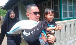 Tiru Umar bin Khattab, Pengusaha Muda Ini Pikul Beras Bagikan Langsung ke Warga