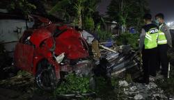 Penampakan Honda Brio Ringsek Ditabrak Kereta di Surabaya, 3 Orang Tewas<