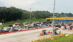  Penyempitan Jalan, Ratusan Kendaraan Menumpuk di Gerbang Tol Kalikangkung 