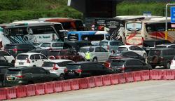 Penampakan Antrean Panjang Kendaraan Pemudik di Gerbang Tol Kalikangkung 