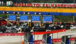 Penampakan Antrean Kendaraan Pemudik di Gerbang Tol Kalikangkung Semarang