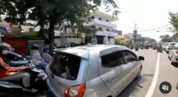 Viral Mobil Neduh di Pohon Sebelum Lampu Merah karena Panas, Netizen: Ini kalau Hujan Neduh Juga