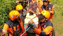 Hilang 2 Hari di Hutan Bambu KBB, Kakek Apri Ditemukan Lemas di Semak-semak<