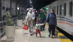 Ratusan Pemudik dari Jabodetabek Mulai Berdatangan di Stasiun Tegal