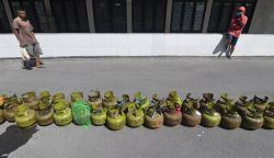 Pasar Minyak Goreng Murah dan Gas Elpiji Subsidi Diserbu Warga