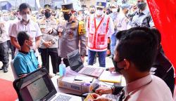 Tinjau Pelabuhan Merak, Kapolri Apresiasi Masyarakat yang Mudik Lebih Awal