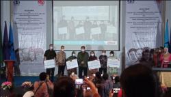 Kenang Pejuang Reformasi Trisakti, Airlangga Hartarto Serahkan Rp3 Miliar untuk Keluarga Korban 98