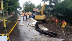 Jalan Nasional di Tomo Sumedang Ambles, Kendaraan Sumbu 3 Dialihkan