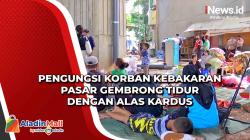 Pengungsi Korban Kebakaran Pasar Gembrong Tidur dengan Alas Kardus