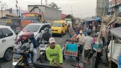 H-6 Lebaran 2022, Pantura Macet 1 Km akibat Aktivitas Pasar Tumpah Tegal Gubug Cirebon<