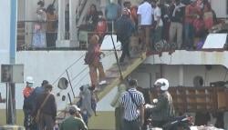 Ratusan Pemudik di Banyuwangi Berebut Tiket Kapal Terakhir Menuju Madura<