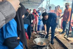 Bupati Buton Selatan Ikut Bikin Minyak Kelapa Tradisional Bersama Siswa SMA/SMK
