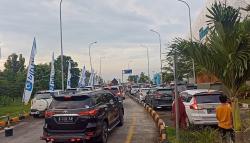 H-5 Lebaran, Kendaraan Pemudik Antre di Rest Area Km 166 Tol Cipali<