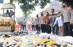Polda DIY Musnahkan Ribuan Botol Miras Hasil Operasi Pekat