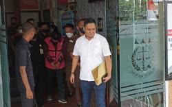 Terima Suap Rp350 Juta, Eks Anggota KPU Prabumulih Tertunduk Malu Diborgol Jaksa<