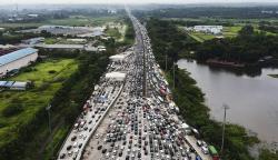 Penampakan dari Udara Macet Panjang di Gerbang Tol Cikampek Utama