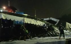 Angin Kencang Landa Pelabuhan Merak, 2 Tenda Pemudik Roboh hingga Penumpang Panik<