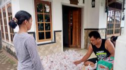 Berkah Ramadhan, Pengusaha Muda Cirebon Ini 16 Tahun Rutin Bagikan Takjil ke Warga<