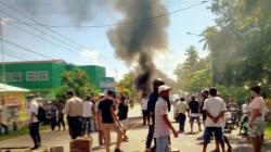 Protes Pemilihan Raja, Warga Adat di Maluku Tengah Blokade Jalan