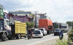  Truk Masih Melintas, Jalur Mudik Palembang - Betung Padat Merayap<