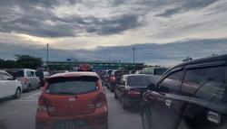  Jalan Tol Jakarta-Cikampek Macet Parah, Laju Kendaraan Pemudik Terhenti 30 Menit<