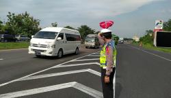 Beberapa Menit Jelang One Way, Rest Area 208 B Tol Palikanci Cirebon Disterilkan<
