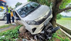 Mobil Tabrak Motor Pemudik hingga Tersangkut Pohon di Jalur Pantura