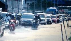 Banjir Rob Rendam Jalur Pantura Demak, Arus Lalu Lintas Tersendat hingga 2 Km