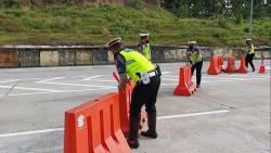  One Way Diberlakukan, Polisi Tutup 3 Exit Tol di Kendal dengan Memasang Barikade