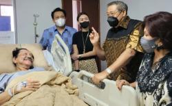 SBY Datang Menjenguk, Senyum Hiasi Wajah AM Hendropriyono