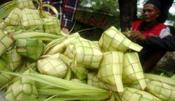 Pedagang Kulit Ketupat Banjir Orderan Jelang Lebaran