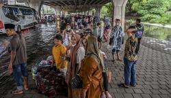Gegara Banjir, Pemudik Terlantar di Jalan Akses Tol Cibitung<
