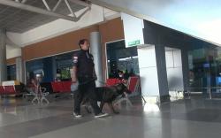 BNNP Sumsel Kerahkan Anjing Pelacak Periksa Barang Pemudik dan Kargo Bandara<