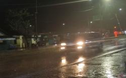 Turun Hujan, Pemudik Diimbau Waspada Jalan Licin di Palembang <